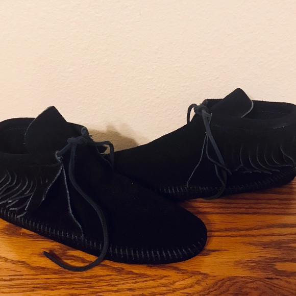 Minnetonka Classic fringe soft sole boot - Picture 3 of 7